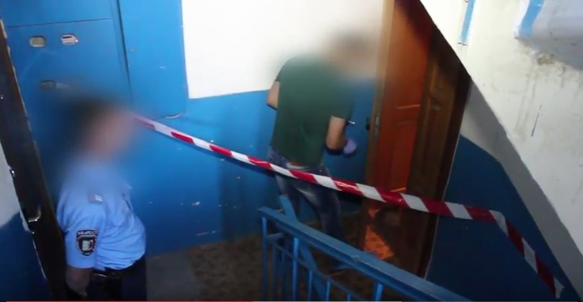 Неповнолітній перечинець після вбивства рідної матері, щоб уникнути покарання, заховав її тіло в диван і пішов геть