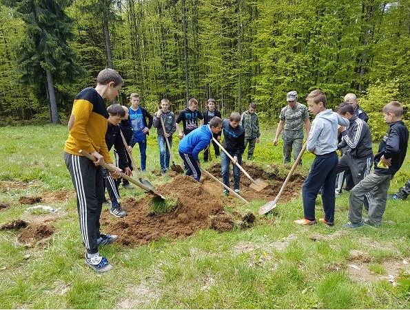 Школярі впорядковували гору Апецька на Тячівщині (ФОТО)