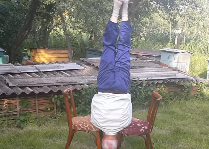 90-річний закарпатець Андрій Надь робить стійку на голові, тримає кіз і понад 40 вуликів (ВІДЕО)