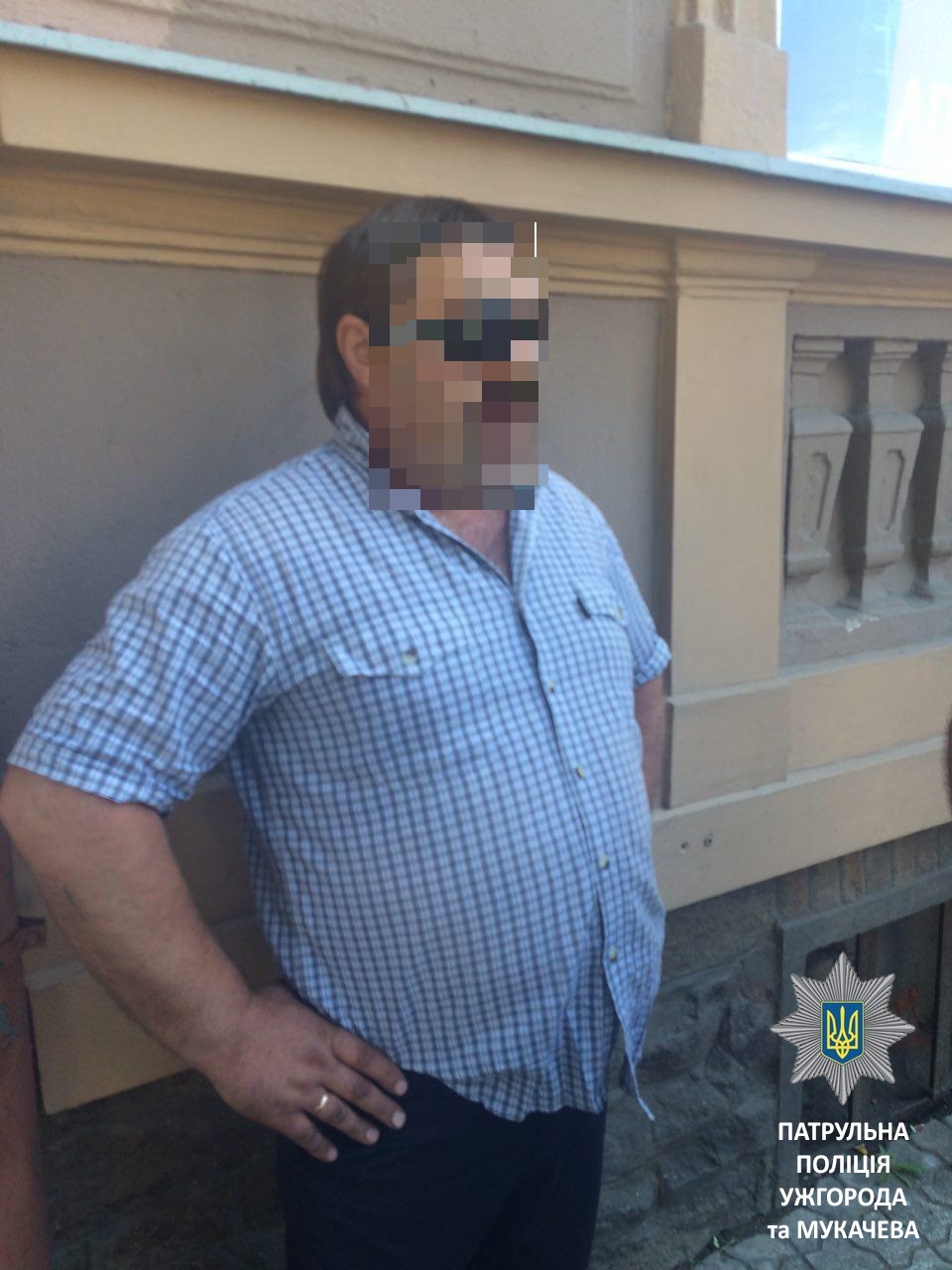 Припаркувавши авто із порушеннями в Ужгороді, водій спочатку від нього відмовлявся, а відтак грубо утікав від патрульних