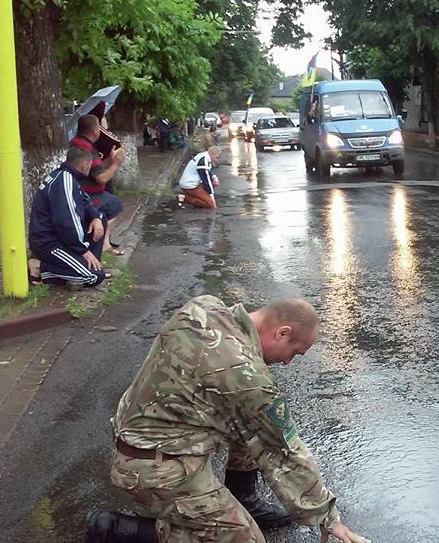 Полеглого у російсько-українській війні на Донбасі Івана Бабича в Перечині зустрічали живим коридором і на колінах (ФОТО)