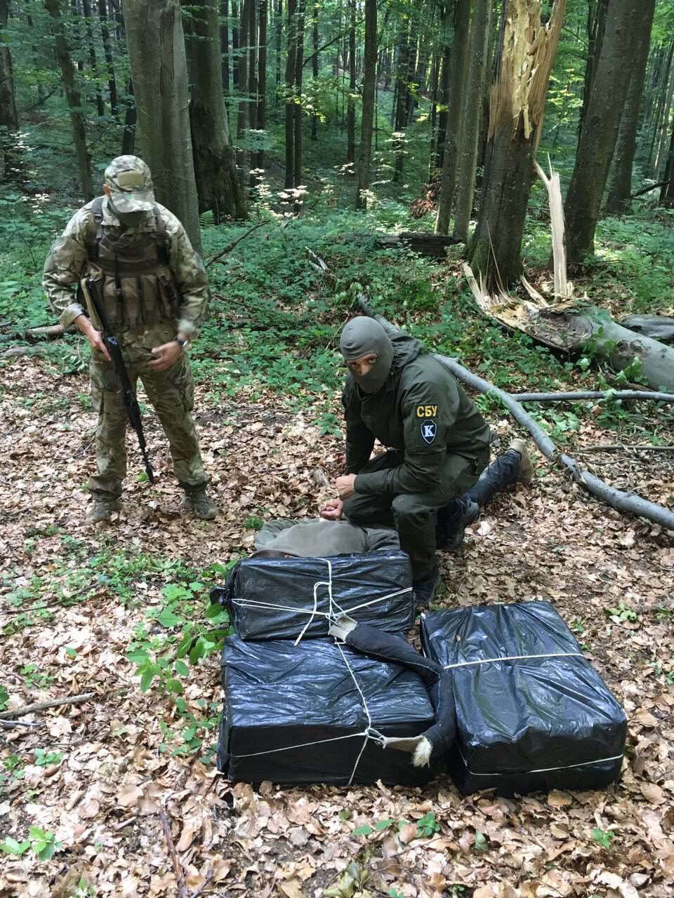На Закарпатті СБУ в ході спецоперації на "зеленці" затримала 2 осіб та  близько 11 тисяч пачок сигарет (ФОТО, ВІДЕО)