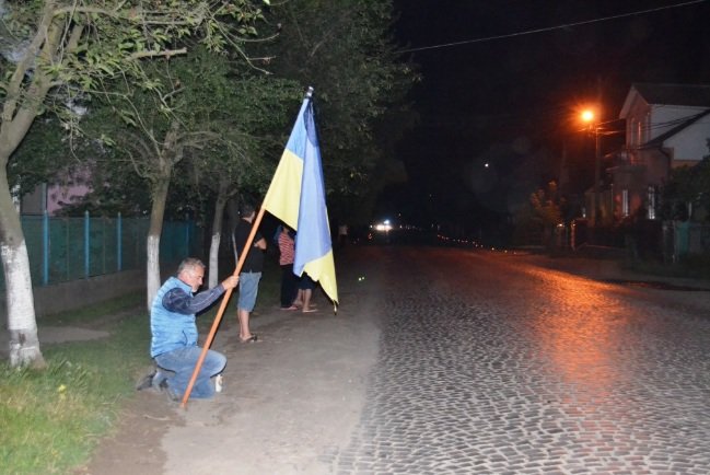 Тячівщина навколішки зустріла полеглого у війні на Сході Героя Володимира Цірика (ФОТО)