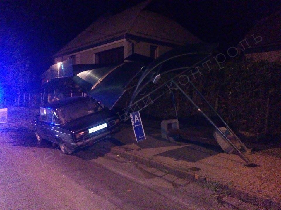 В Ужгороді водій "шістки" зніс автобусну зупинку на вулиці Митній (ФОТО, ВІДЕО)