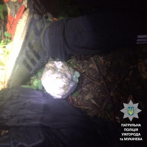 У Мукачеві у пасажира "БМВ", яке зупинили за порушення ПДР, виявили наркотики (ФОТО)