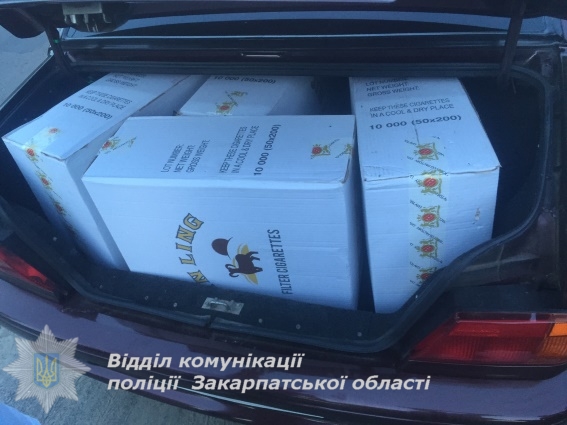 Чоловік, що перевозив 6 ящиків контрафактних сигарет і не зупинився на "Стоп" у Солотвині, назвався таксистом (ФОТО)