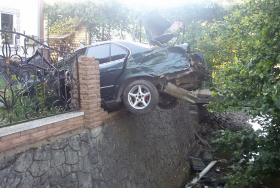 На Свалявщині водій БМВ смертельно для пасажира зіткнувся з парканом, перевищивши швидкість (РОЗШИРЕНО) (ФОТО)