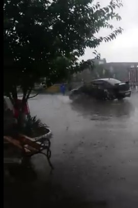 В Ужгороді невідомий водій на чорній іномарці пронісся Театральною площею на пішохідний міст (ВІДЕО)