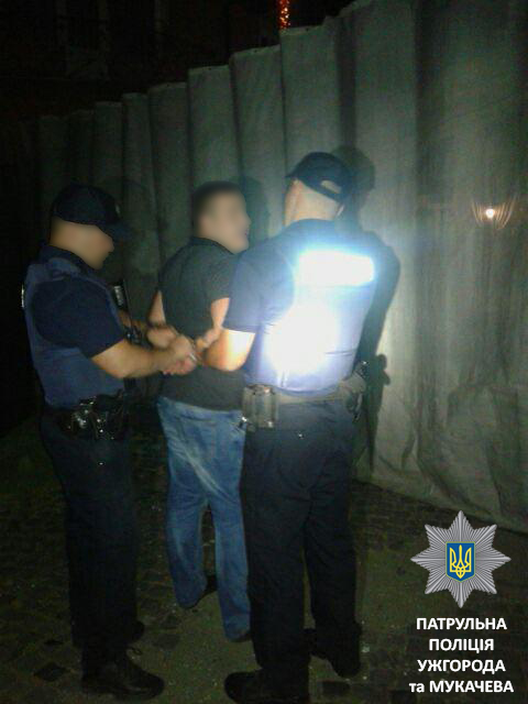 Патрульні говорять про погрозу зброєю від чоловіка з пістолетом в ресторані у Мукачеві, в міліції кажуть, що той "хизувався" (ФОТО)