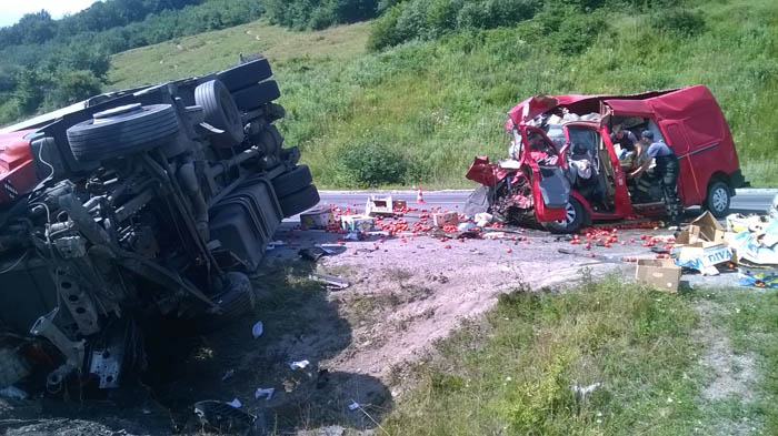 Внаслідок ДТП на Абранському перевалі пасажирка мікроавтобуса загинула, а водій травмований (РОЗШИРЕНО) (ФОТО)