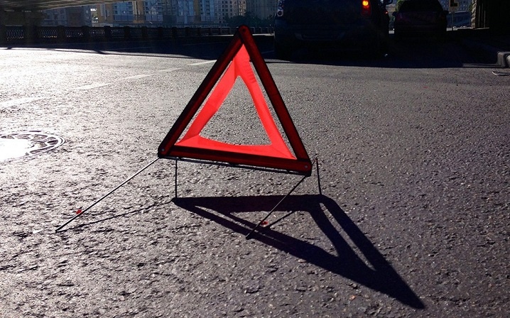 На Ужгородщині "сімка" з'їхала в кювет і зіткнулася зі  стовпом. Водій та пасажир – у лікарні