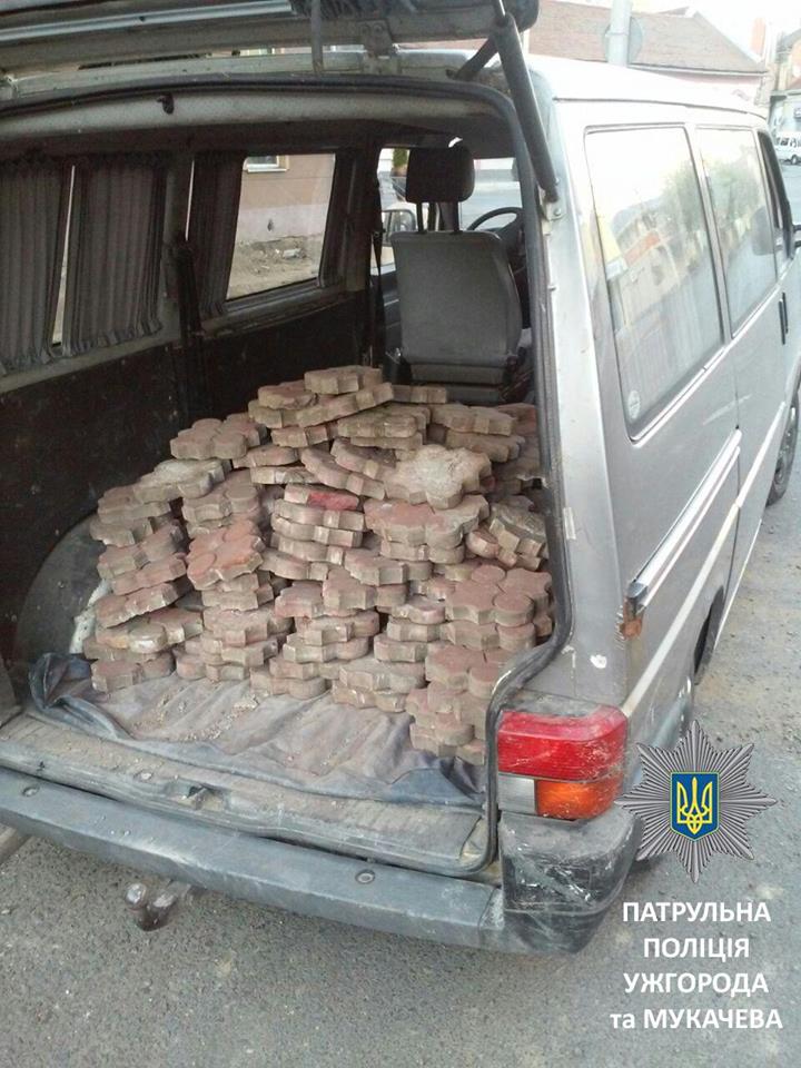 Неподалік центру в Ужгороді чоловік вантажив у приватне авто міську бруківку (ФОТО)