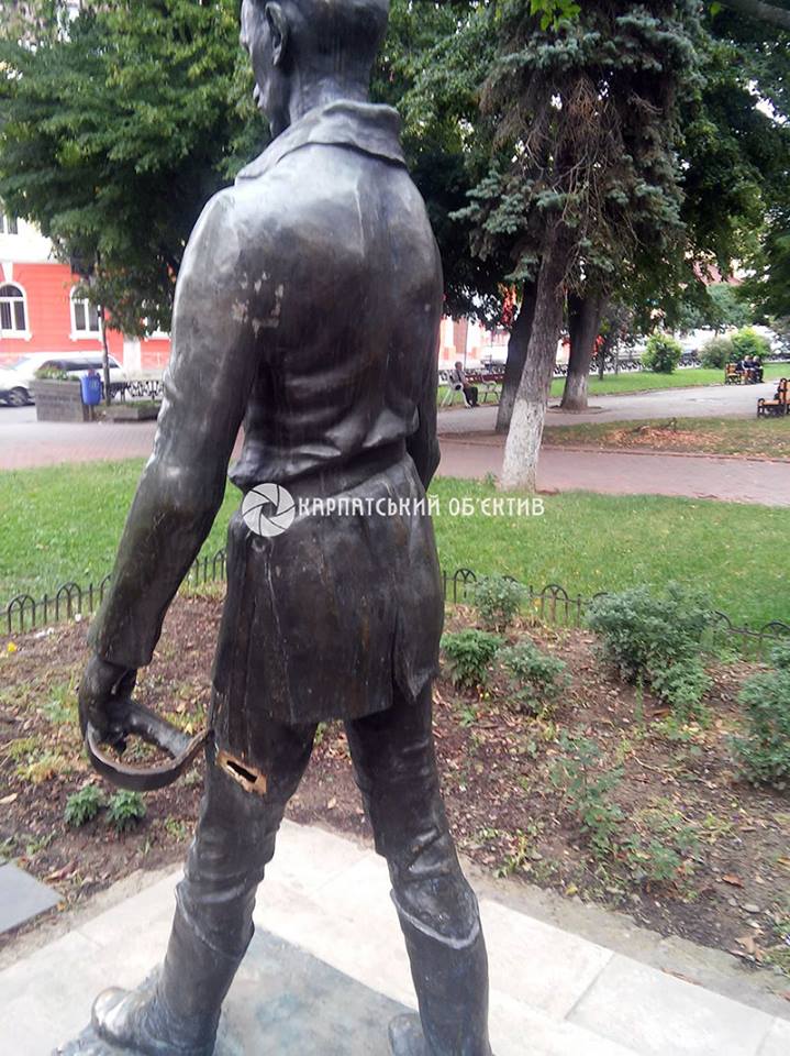 В Ужгороді вкрали шаблю у бронзового Шандора Петефі (ФОТО)