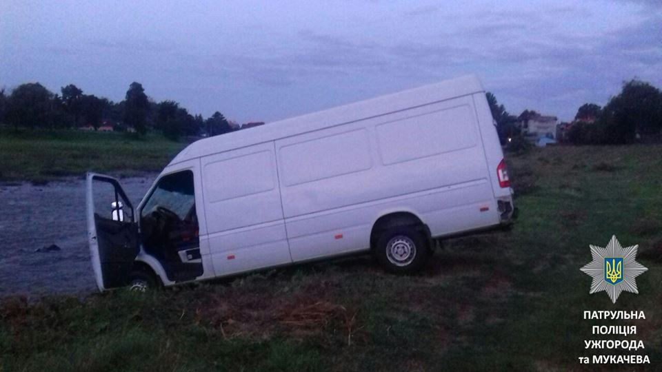 Нетверезий водій без водійського посвідчення врізався в Мукачеві у білборд і ледь не опинився у річці (ФОТО)