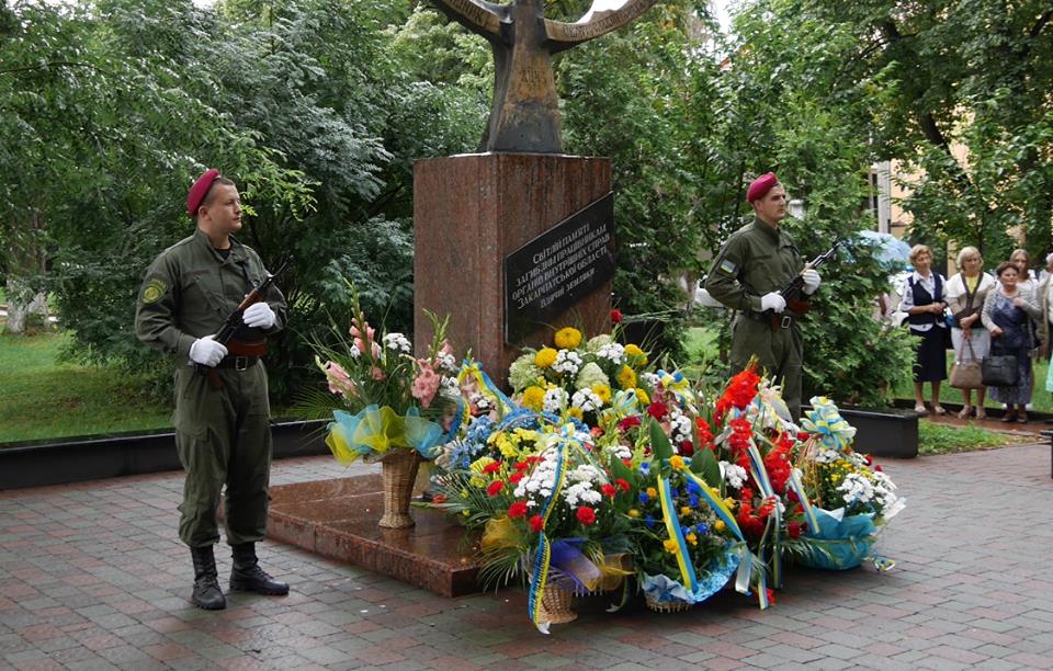 В Ужгороді вшанували пам'ять загиблих правоохоронців (ФОТО)