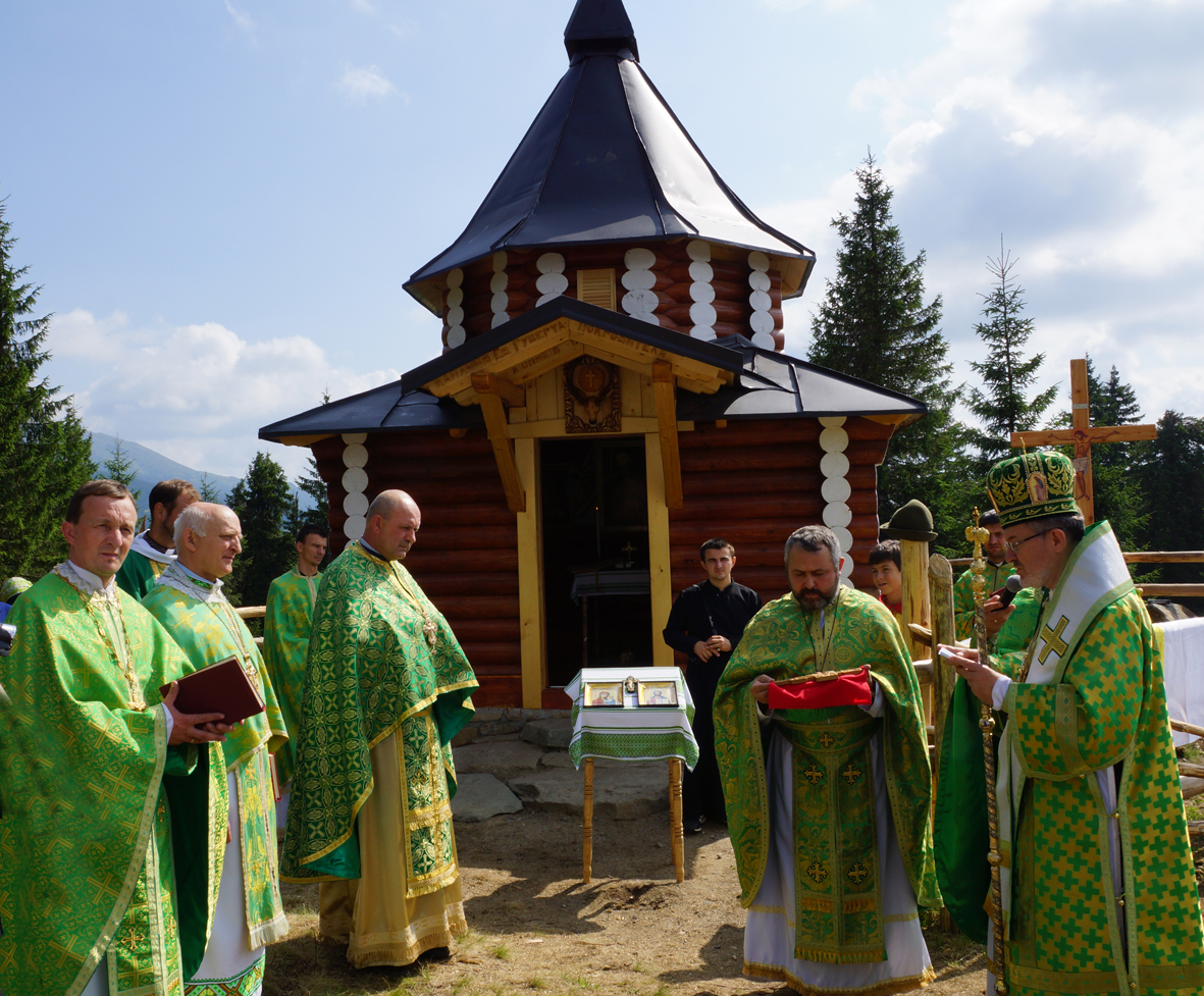На полонині Тринога на Рахівщині освятили каплицю та хрест 