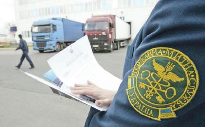 За спробу вивезти понад 900 пачок сигарет українець на МП "Ужгород" позбувся і тютюну, і "Рено"