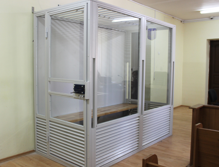 Ужгородський міськрайонний суд "європеїзується", встановлюючи загороди зі скла (ФОТО)