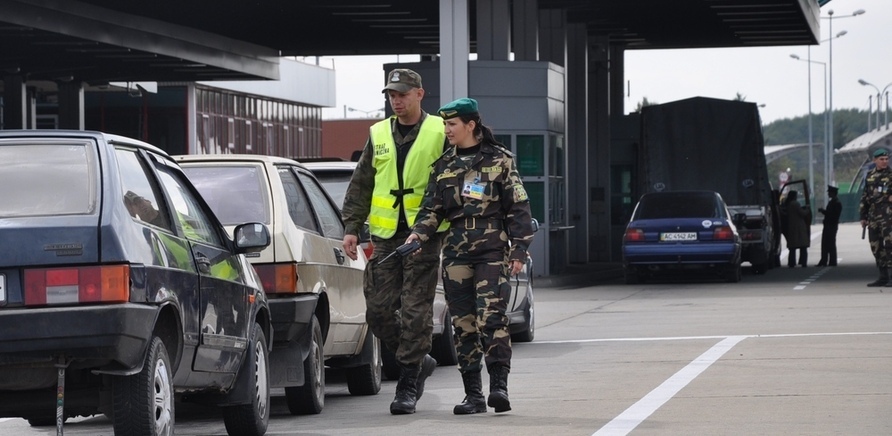 На Закарпатті румун намагався перетнути кордон, ховаючись за автомобілями