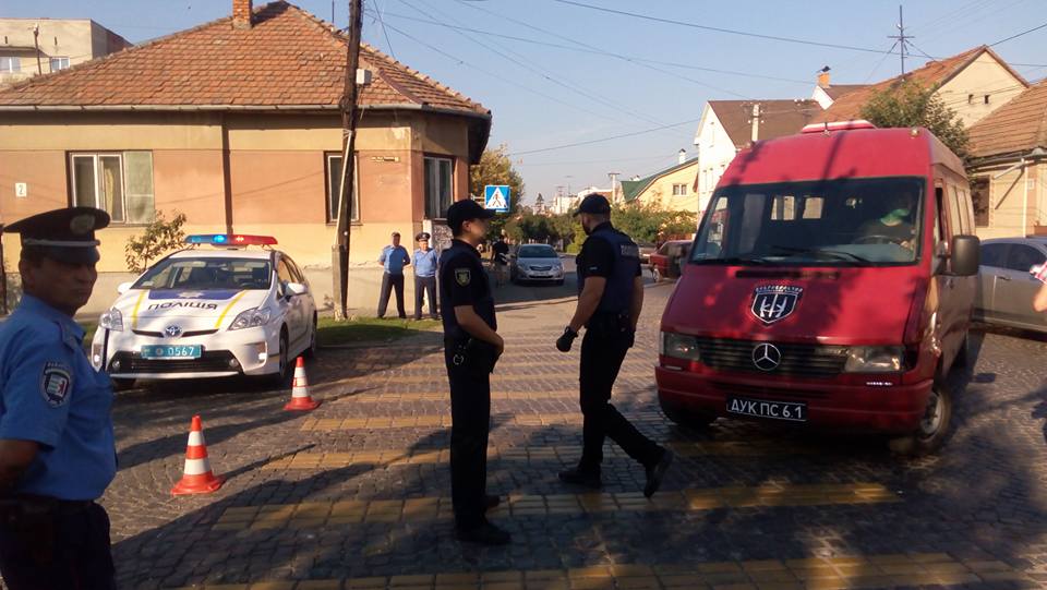 У передчутті суду по "мукачівській справі" у Мукачеві перекрили під'їзди до будівлі суду (ФОТО)