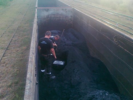 На Закарпатті у поїзді з вантажем руди, що прямував до Угорщини, вівчарка Лінда "винюхала" понад 2 тис пачок сигарет (ФОТО)