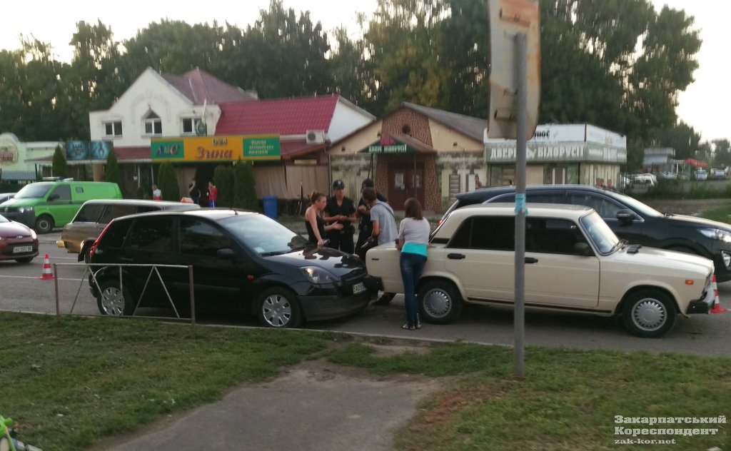 В Ужгороді Ford на світлофорі влетів в "сімку" (ФОТО)