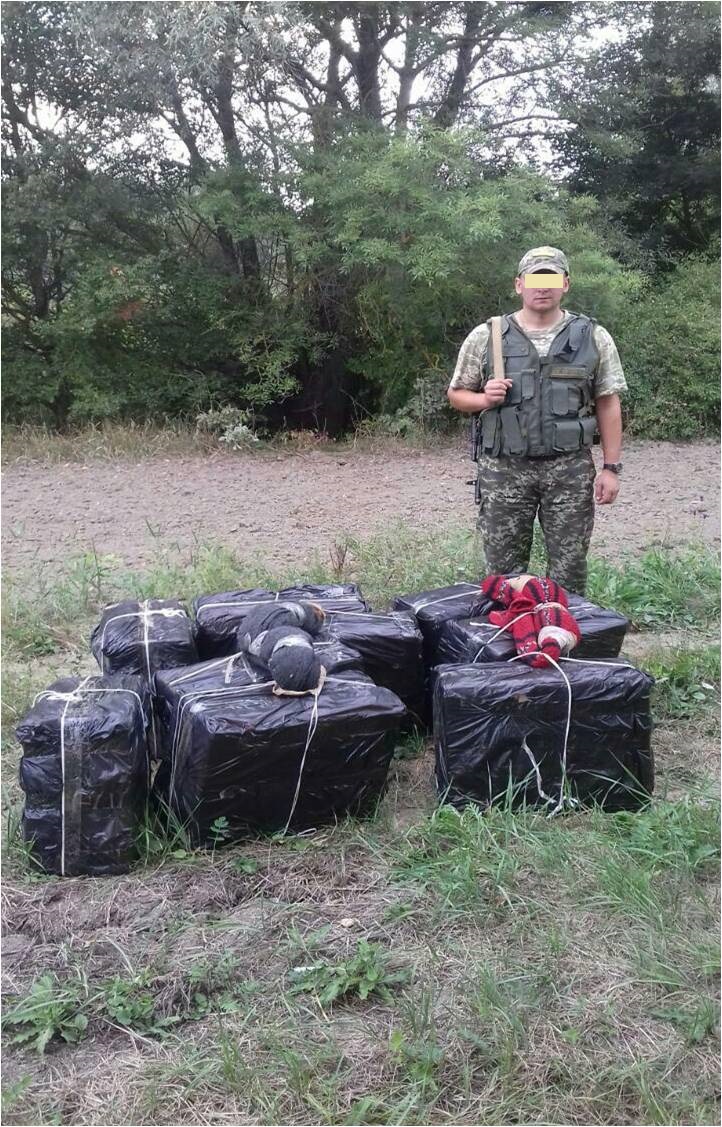 На Закарпатті поблизу кордону виявили 9 пакунків контрабандних сигарет (ФОТО)