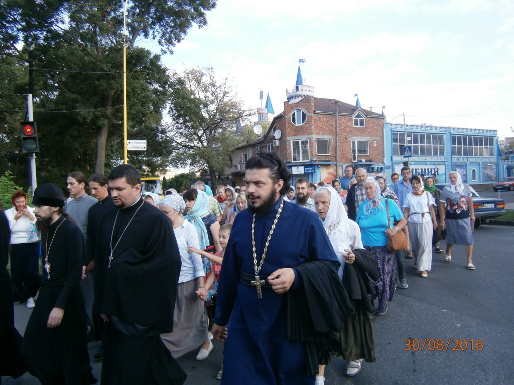 Закарпатські вірники УПЦ МП здійснили Хресний хід Ужгородом (ФОТО)