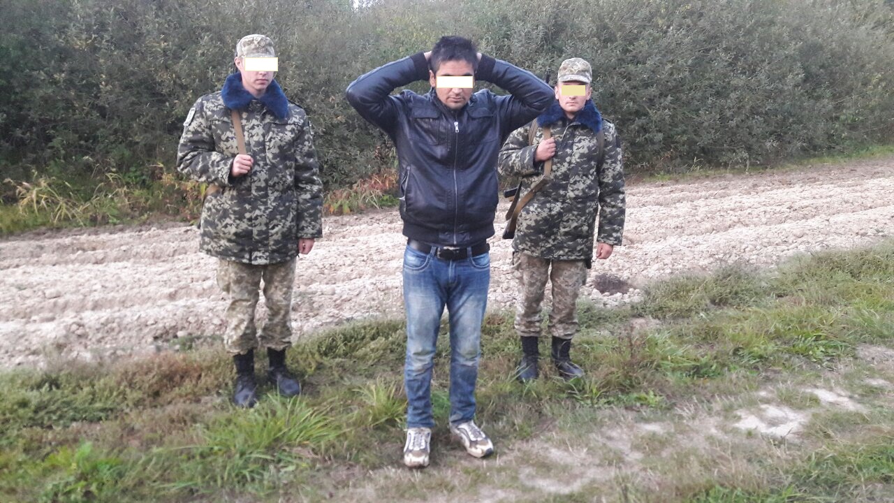 На Закарпатті затримали нелегала з Індії, що саме подолав загороджувальний паркан на шляху до Угорщини (ФОТО)