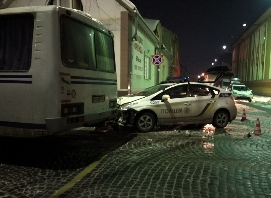 ФОТОФАКТ. У Мукачеві поліцейська Toyota Prius в'їхала ззаду в автобус ПАЗ