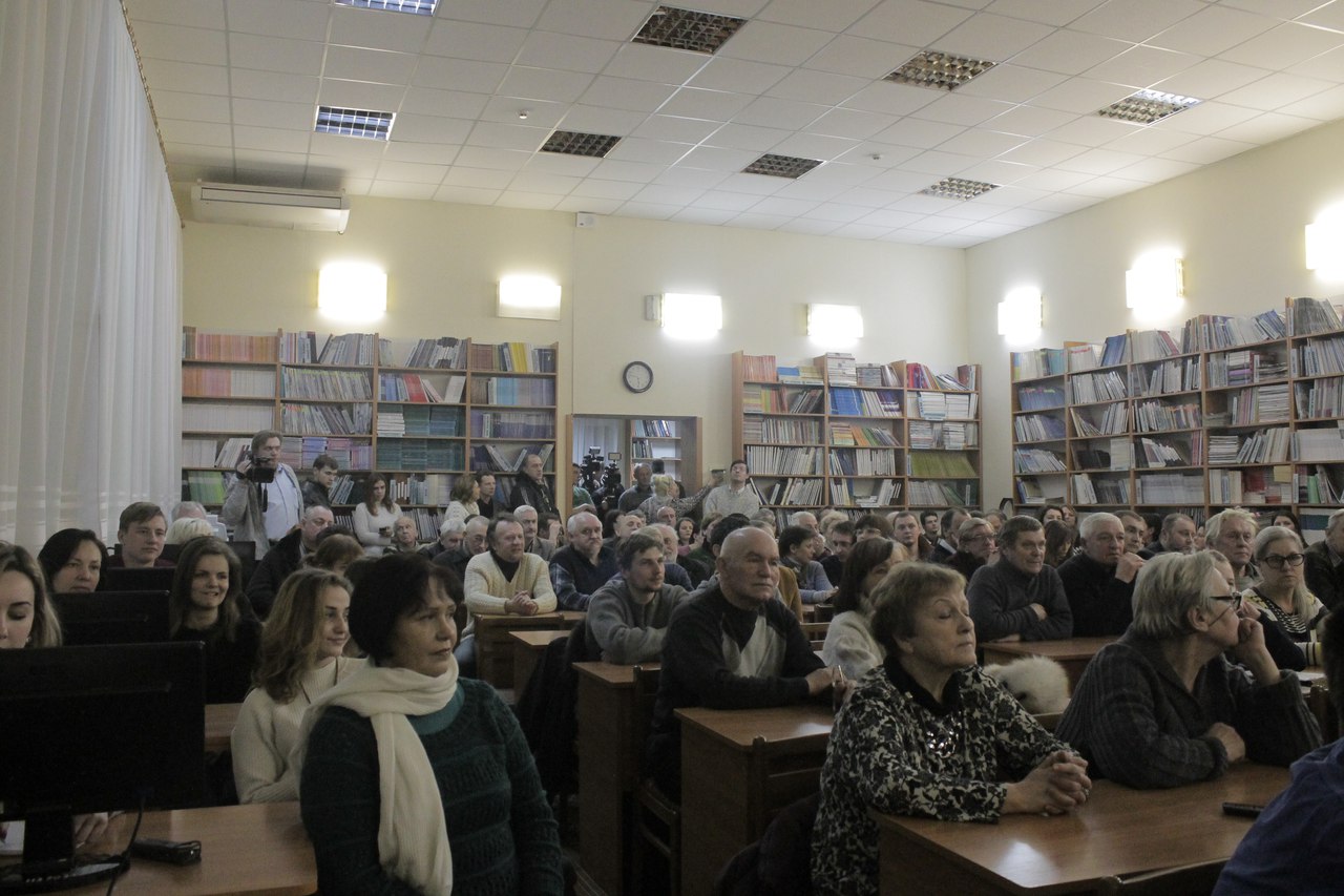 Понад півтори сотні містян згадали в Ужгороді Висоцького в його піснях і поезії (ФОТО)