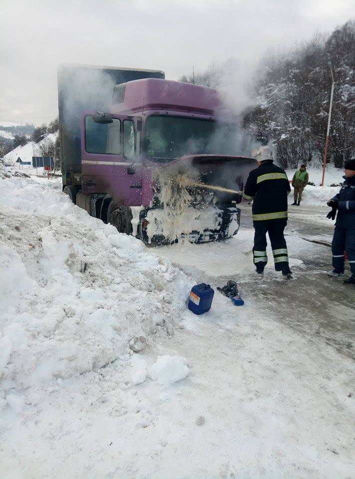 Поблизу автозаправки на Воловеччині гасили вогонь у вантажівці, яка загорілася під час руху (ФОТО, ВІДЕО)