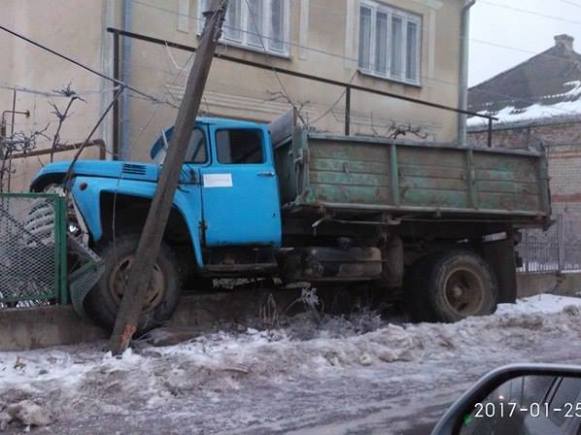 У Виноградові "ЗІЛ 130" вночі влетів у огорожу (ФОТО)