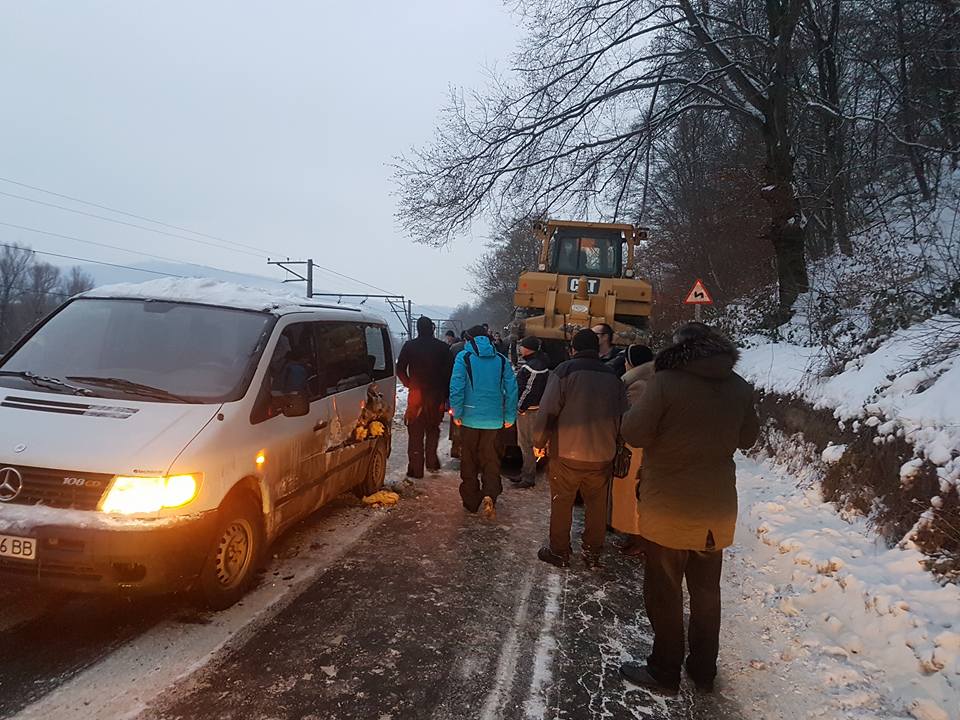 ФОТОФАКТ. Через ДТП повністю заблоковано проїзд транспорту на виїзді з Великого Березного