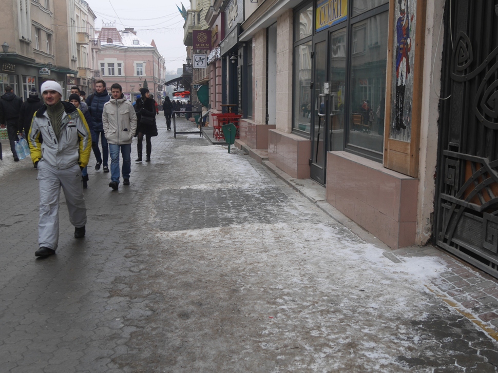 З центру Ужгорода врешті прибрали намет "народних люстраторів"(ФОТО)