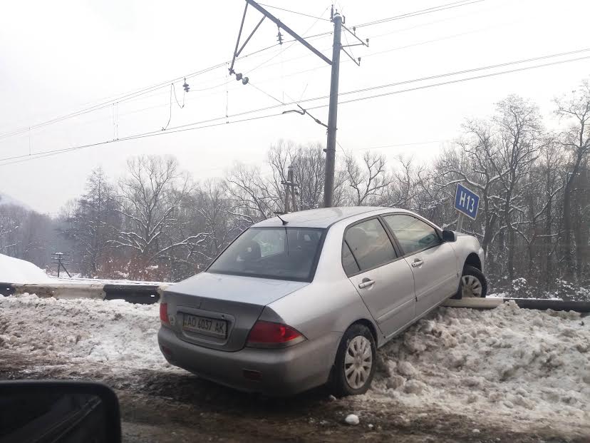 ФОТОФАКТ. Поблизу Перечина легковик "повис" на обмежувальній загорожі