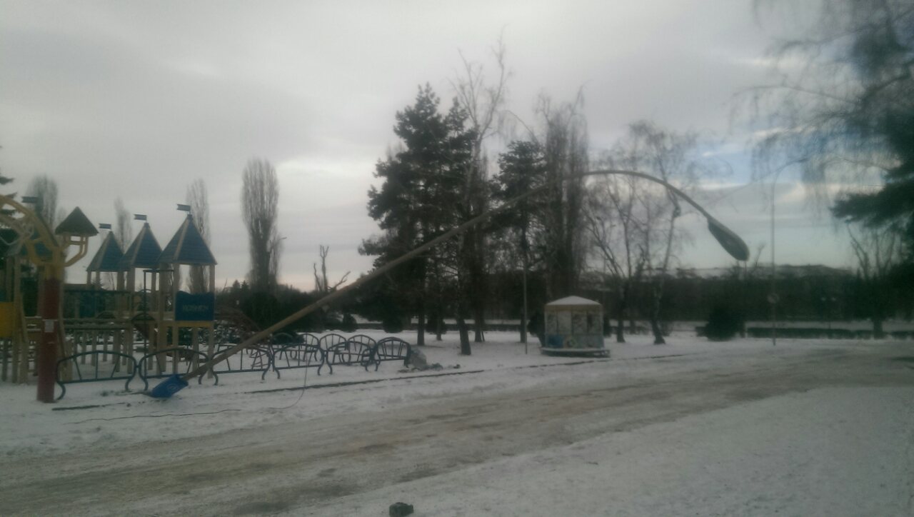 ФОТОФАКТ. В Ужгороді біля дитячого майданчика "Рошен" впав ліхтарний стовп, на землі - оголені дроти