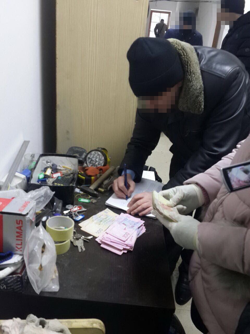 Хабар чиновникам міськради в Ужгороді призначався для викупу землі під торгово-розважальним комплексом – СБУ (ФОТО)