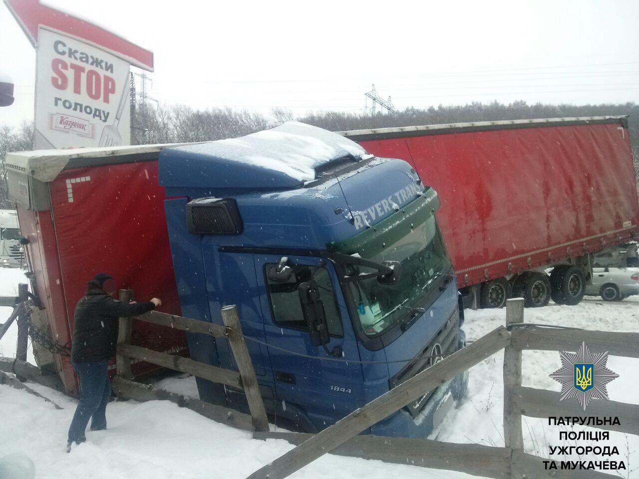 На Закарпатті тягач із причепом з'їхав у кювет, рух по одній смузі утруднений (ФОТО)