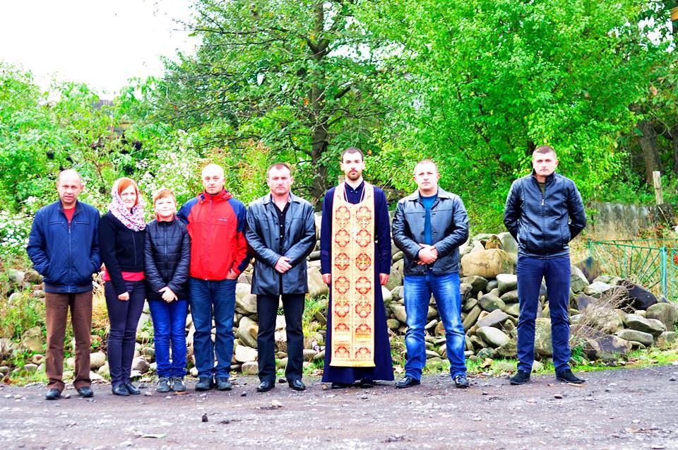 У Великому Березному на місці майбутньої церкви УПЦ Київського Патріархату молились за українських воїнів (ФОТО)