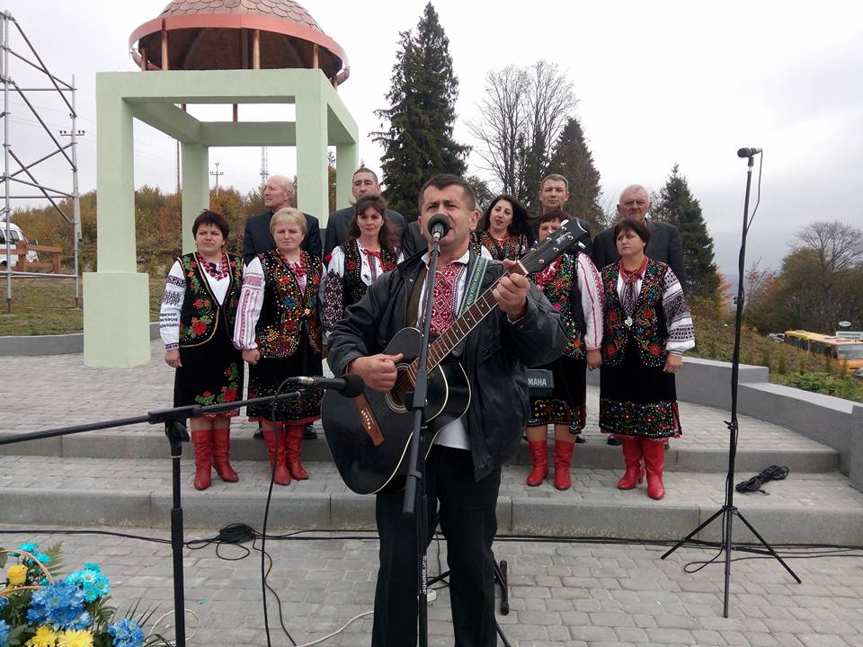 ФОТОФАКТ. Закарпатці виступили на відкритті меморіалу полеглим січовикам з програмою "Красне Поле з Серцем у Руках"