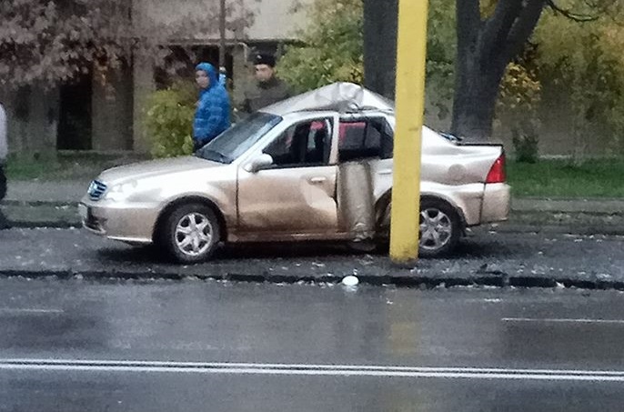 В Ужгороді авто дивним чином "обійняло" стовп (ФОТО)