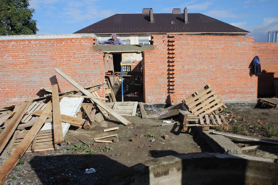 В Мукачеві зводять нове приміщення для НВК «Гармонії»
