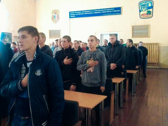 На Закарпатті до війська відправились перші призовники

