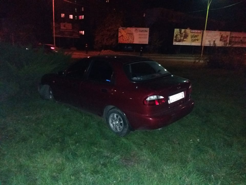В Ужгороді авто вилетіло на клумбу кругового руху (ФОТО)