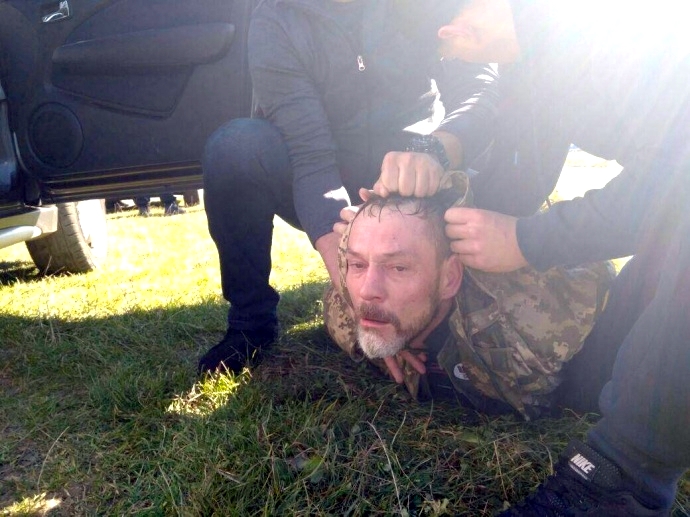 На Верецькому перевалі затримано двох провокаторів, що намагалися підірвати угорський монумент (ФОТО, ВІДЕО)
