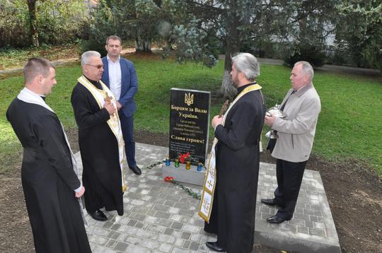 Пам’ятний знак загиблим Героям Небесної Сотні  та  воїнам АТО  відкрили у Воловці(ФОТО)