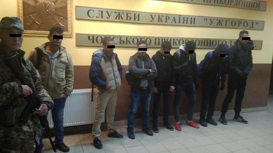 Чопські прикордонники вночі затримали 7 нелегалів з Африки та Азії