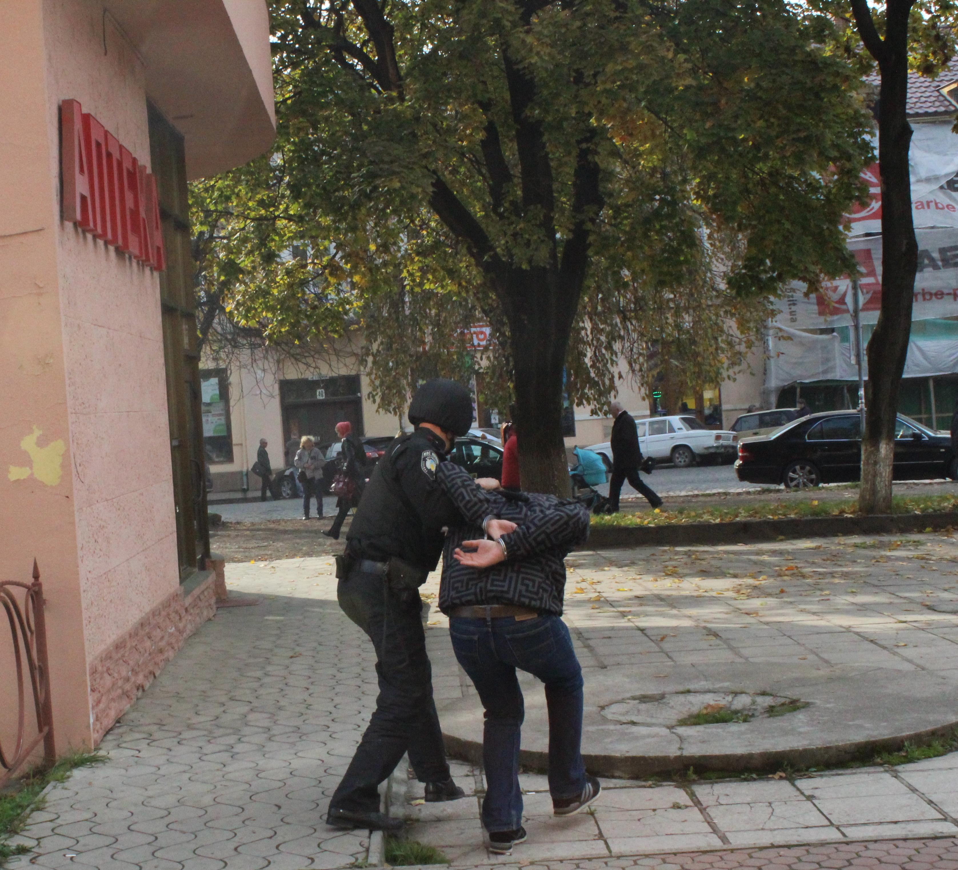 У Чопі затримали чоловіка, який розважався, жбурляючи каміння у вікна магазинів та аптеки