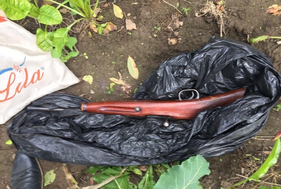У Буштині, що на Тячівщині, сусідка "здала" в поліцію 71-річного власника обріза карабіну